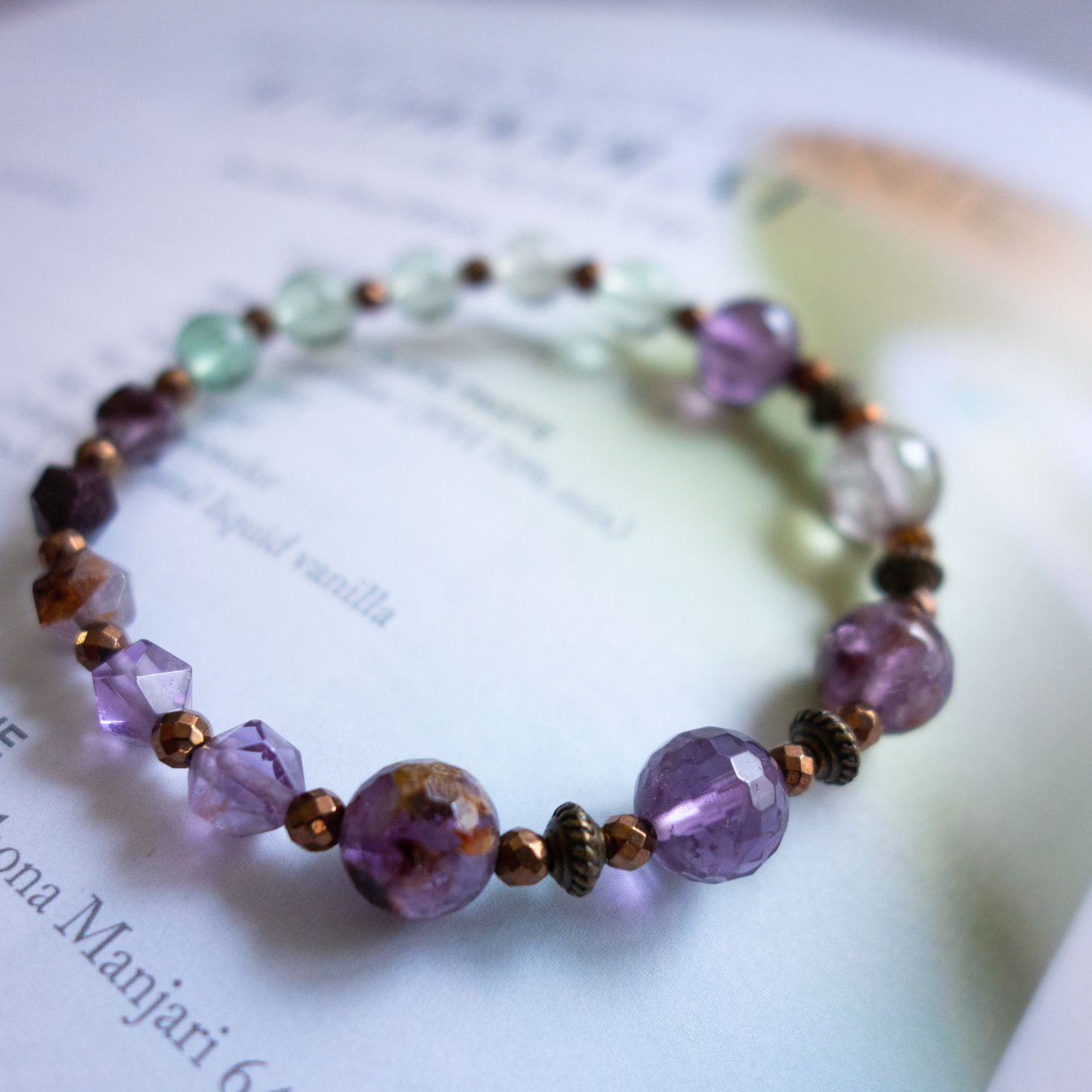 透明感の高い紫色に庭園が入り込む <庭園紫水晶> ガーデンアメジスト 調和と安定を示すヒーリングストーン