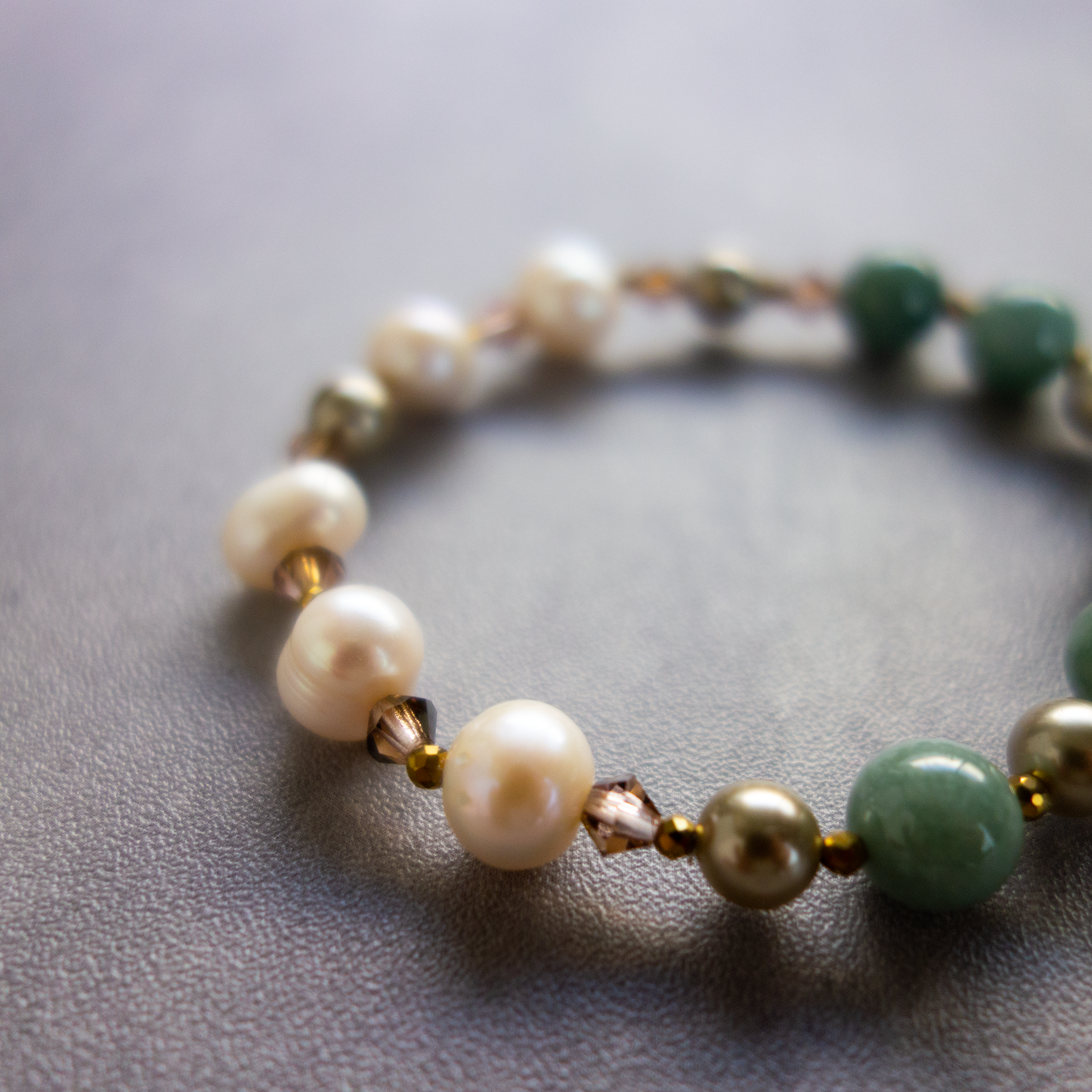 しっとりとした緑色と清楚な白 <翡翠x淡水パール> きめ細かさのある質感と日本古来の色の安心感