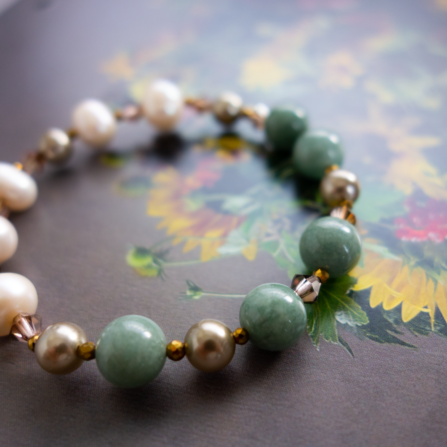 しっとりとした緑色と清楚な白 <翡翠x淡水パール> きめ細かさのある質感と日本古来の色の安心感