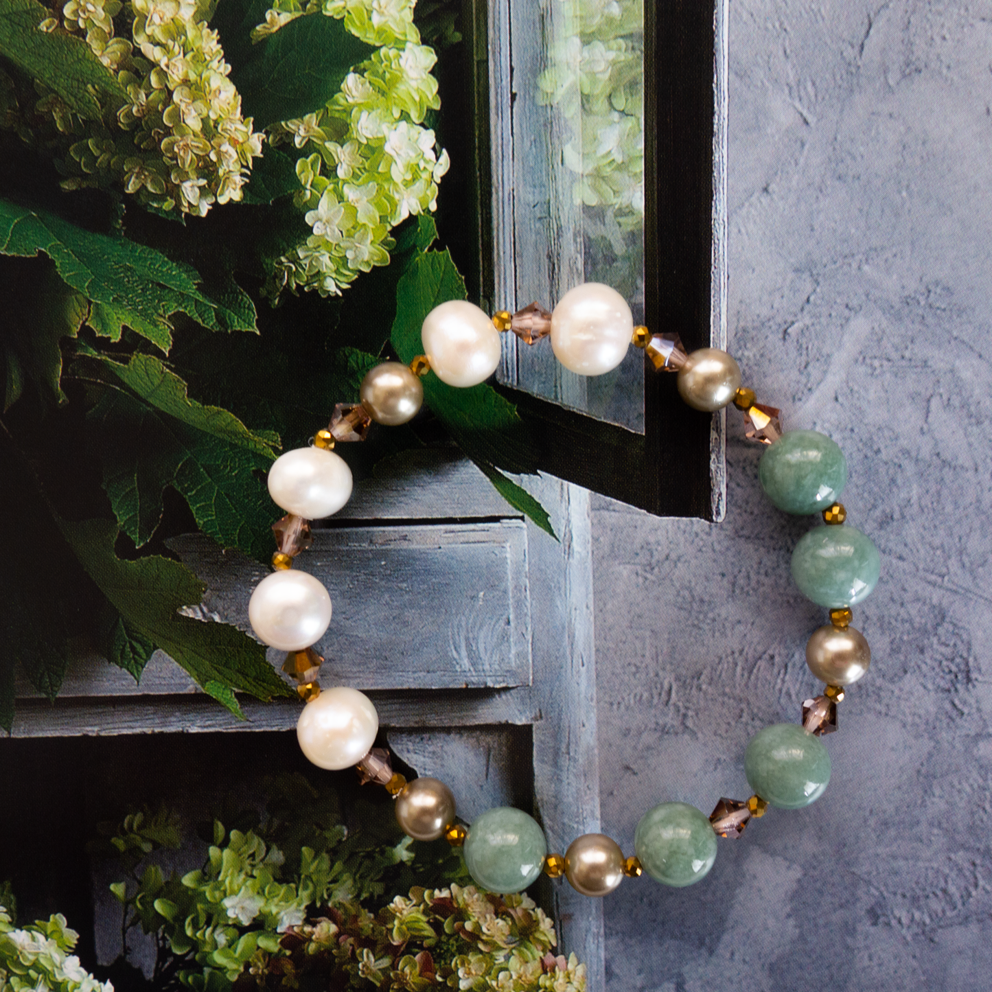 しっとりとした緑色と清楚な白 <翡翠x淡水パール> きめ細かさのある質感と日本古来の色の安心感