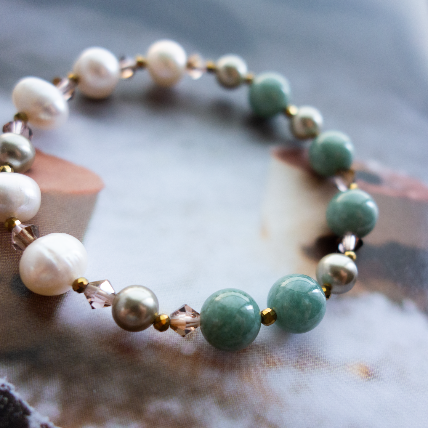 しっとりとした緑色と清楚な白 <翡翠x淡水パール> きめ細かさのある質感と日本古来の色の安心感