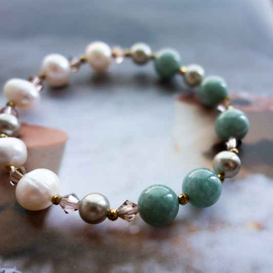 しっとりとした緑色と清楚な白 <翡翠x淡水パール> きめ細かさのある質感と日本古来の色の安心感