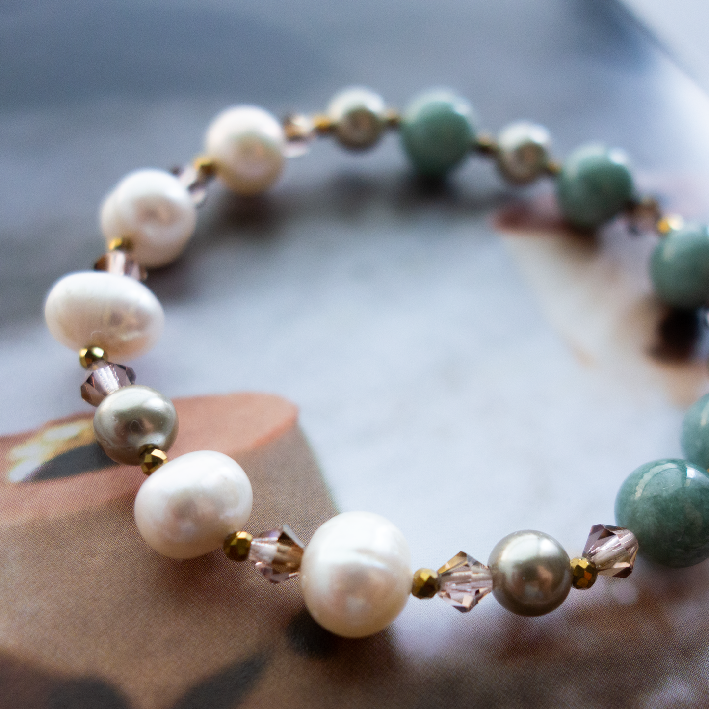 しっとりとした緑色と清楚な白 <翡翠x淡水パール> きめ細かさのある質感と日本古来の色の安心感