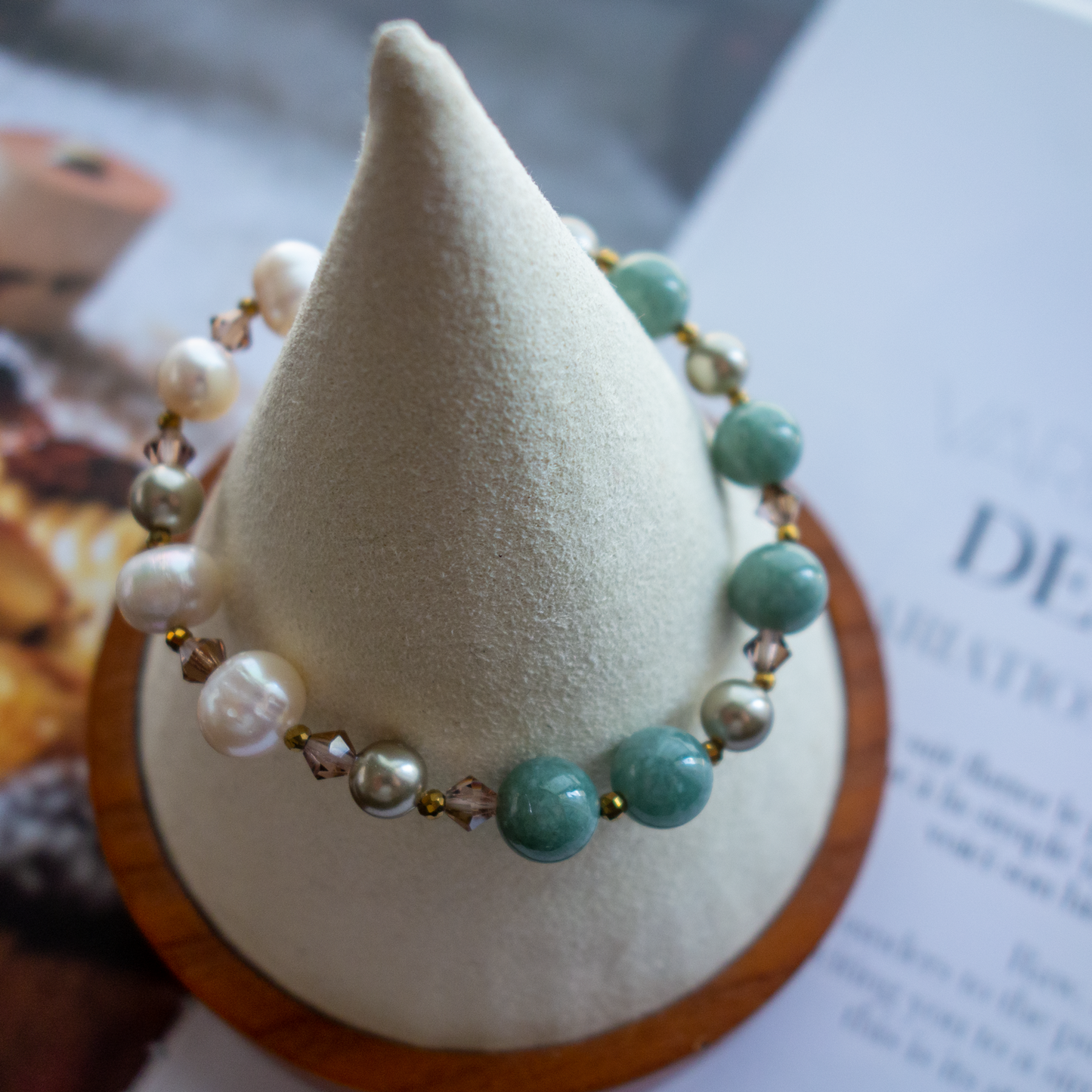 しっとりとした緑色と清楚な白 <翡翠x淡水パール> きめ細かさのある質感と日本古来の色の安心感