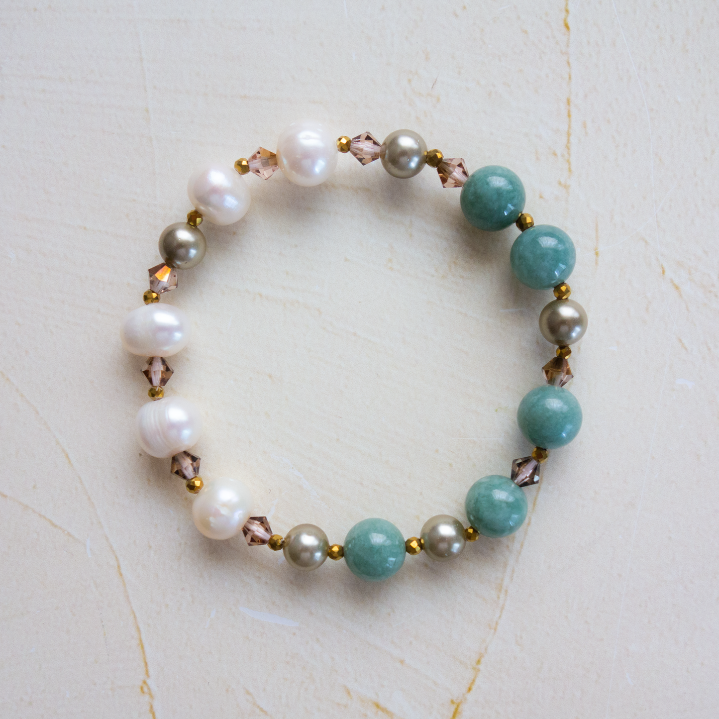 しっとりとした緑色と清楚な白 <翡翠x淡水パール> きめ細かさのある質感と日本古来の色の安心感