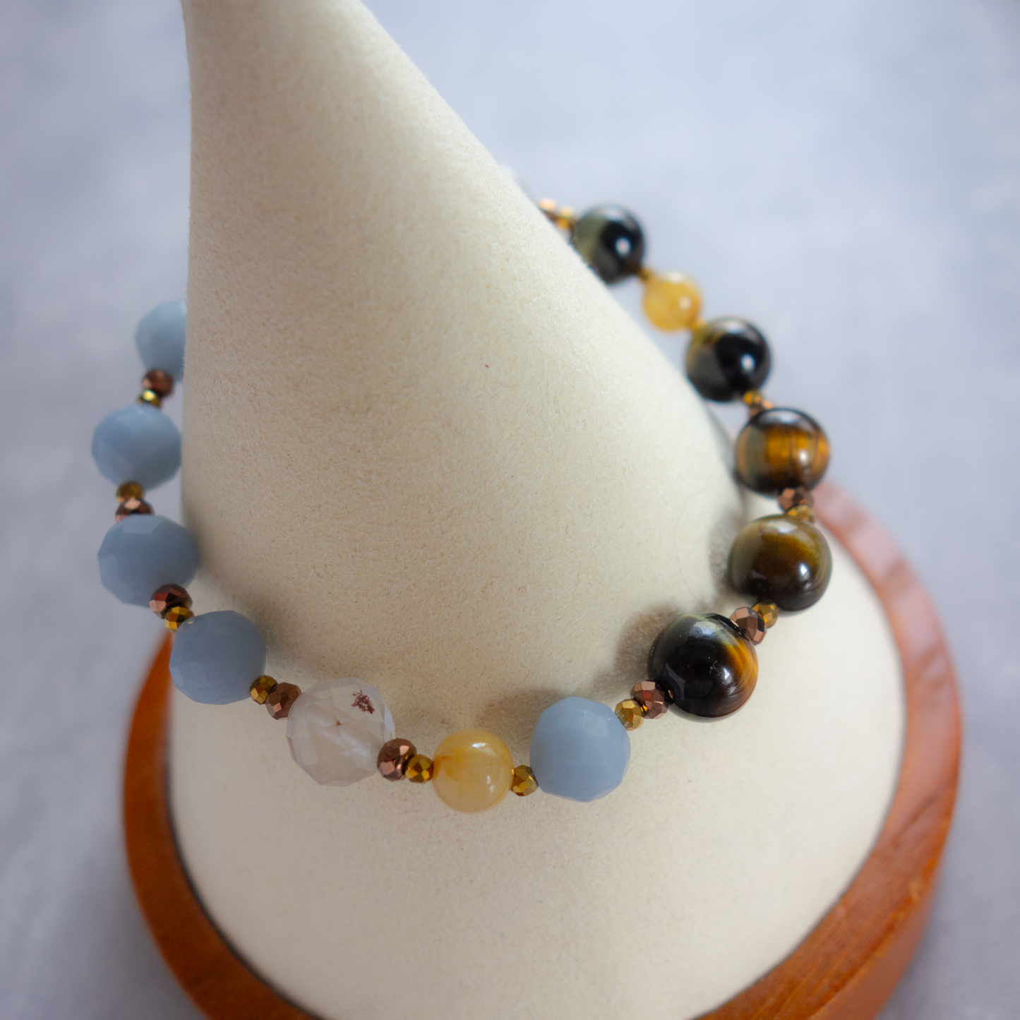 明るいトーンの黄金色と個性美 <タイガーアイ> 着実に変わるための精神力をサポート