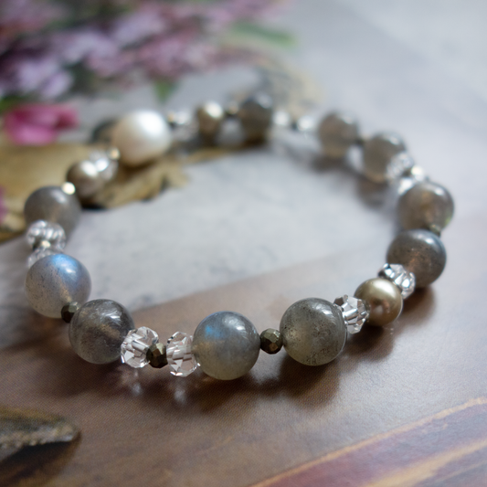 光の角度によって色味が変わる 神秘的な輝き【ラブラドライト】一生懸命に励んできた事が結実