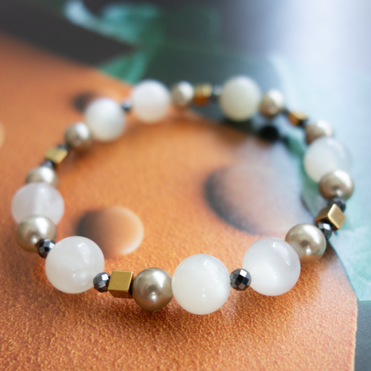 夏の光に映える涼し気で爽やかな光【ムーンストーン】内側からにじみ出るような優しい光