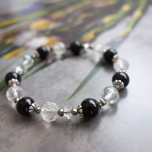 つややかな漆黒の輝き【ブラックオニキス/黒瑪瑙】孤独を和らげ心に平穏をもたらす