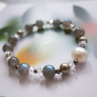 光の角度によって色味が変わる 神秘的な輝き【ラブラドライト】一生懸命に励んできた事が結実