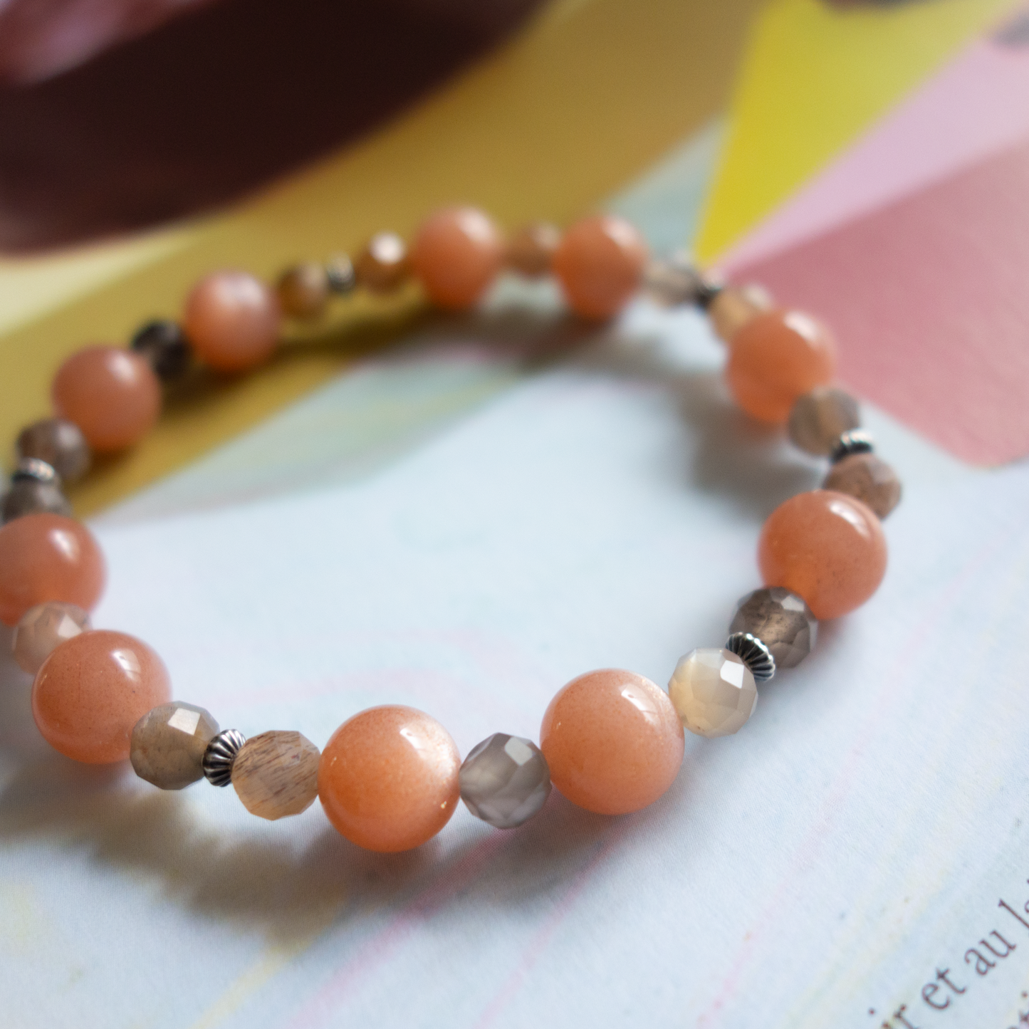 シラーが輝き品のある愛らしさ<オレンジムーンストーン> 可憐な魅力を発揮したい