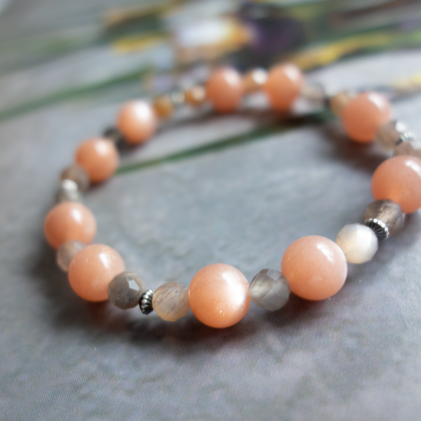 シラーが輝き品のある愛らしさ<オレンジムーンストーン> 可憐な魅力を発揮したい