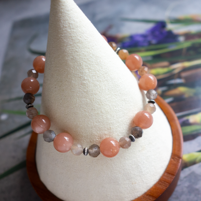 シラーが輝き品のある愛らしさ<オレンジムーンストーン> 可憐な魅力を発揮したい