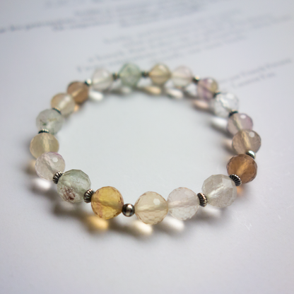 季節を知らせる風のような透明感 淡い輝きを放つ【フローライト】深い呼吸ができるリラックスした空気と爽やか