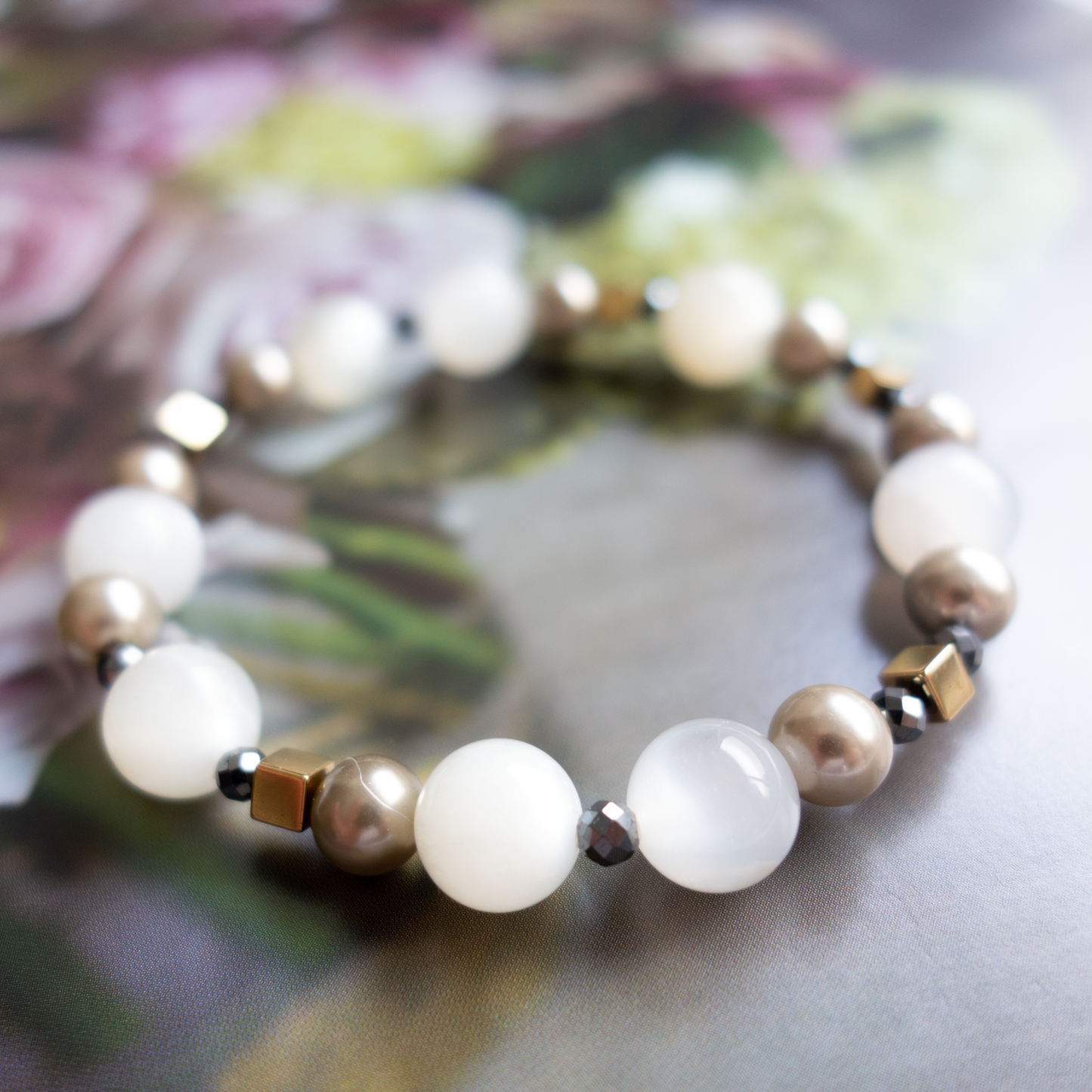 夏の光に映える涼し気で爽やかな光【ムーンストーン】内側からにじみ出るような優しい光