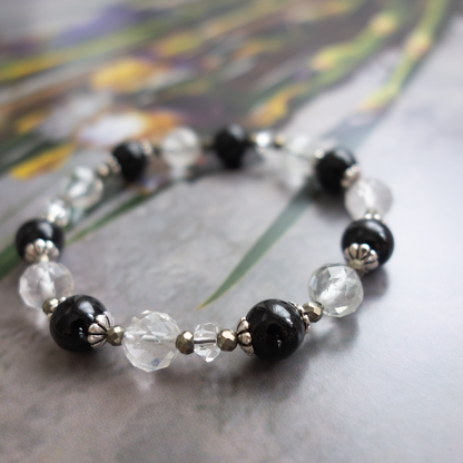 つややかな漆黒の輝き【ブラックオニキス／黒瑪瑙】孤独を和らげ心に平穏をもたらす