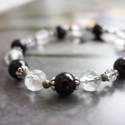 つややかな漆黒の輝き【ブラックオニキス／黒瑪瑙】孤独を和らげ心に平穏をもたらす